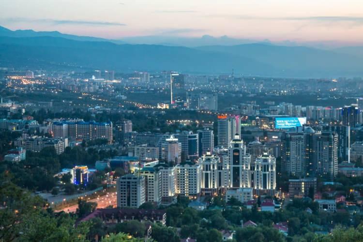 <p><strong>BOŞANMA NEDENİ!</strong></p>

<p> </p>

<p>Kazakistan'da boşanma oranlarının yüksek olmasının temel nedenleri arasında erken yaşta evlilik, ekonomik sorunlar, şehirleşme ve modernleşme gibi faktörler öne çıkıyor.</p>

<p> </p>

<p>Alkol kullanımı ve aile içi şiddet gibi sosyal problemler de ayrılıkları tetikliyor.</p>

<p> </p>

<p>Ayrıca, geleneksel baskının azalmasıyla birlikte boşanmaya karşı toplumsal bakış açısı daha esnek hale gelmiş durumda.</p>
