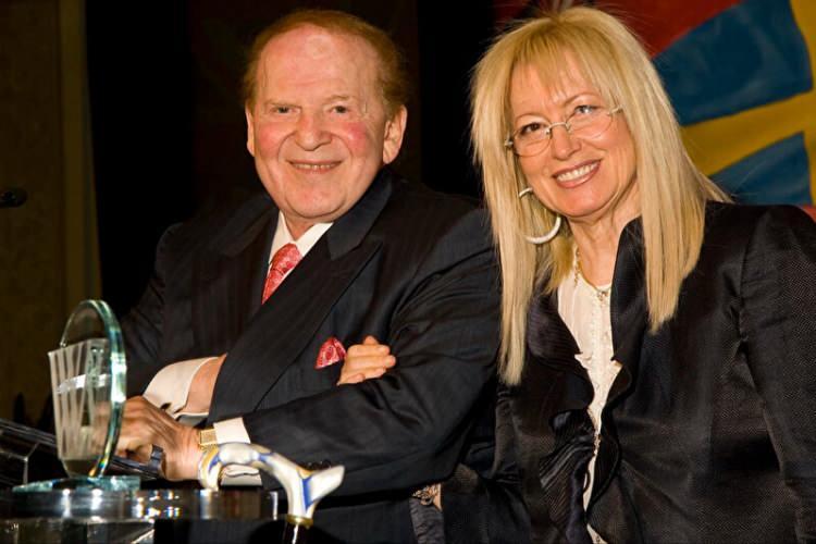 <p>İsrail doğumlu milyarder ve ailesi, Venetian Macao ve Singapur'daki Marina Bay Sands gibi ikonik mülklerin arkasındaki kumarhane imparatorluğu olan Las Vegas Sands'in yarısından fazlasına sahip. 2021 yılında ölen kocası Sheldon Adelson, şirketi 1989'da kurdu. Eğitimli bir doktor olan Adelson, tıbbi geçmişinin ve hayırseverlik çabalarının çoğunu uyuşturucu bağımlılığıyla mücadeleyle geçirdi.</p>