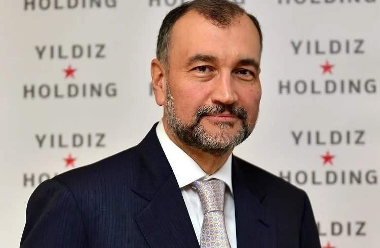 <p><strong><span style="color:#B22222">1) MURAT ÜLKER - 66 yaşında </span> | 5,5 MİLYAR DOLAR</strong></p>
<p> </p>
<p><strong>Servet Kaynağı: </strong>Yıldız Holding</p>
<p> </p>
<p>Son üç yıldır servetini 5 milyar dolar sınırının üzerinde tutan Murat Ülker, bu yıl Türkiye’nin “en zengin insanı” unvanını dokuzuncu kez koruyor ve servetini 400 milyon dolar artırdı. Bu artışın ardında, Yıldız Holding şirketlerinin 2024’teki performansı yatıyor.</p>