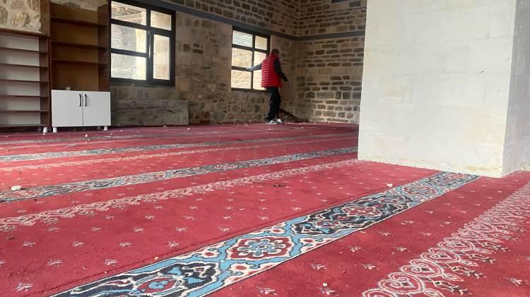 <p><span style="color:#A52A2A"><strong>HALILARI PİSLİK İÇİNDE </strong></span></p>

<p>Atak Cami'nin Lice'nin ulu camisi olduğunu belirten Anuştekin, halıların pislik içerisinde olduğunu ifade etti. </p>
