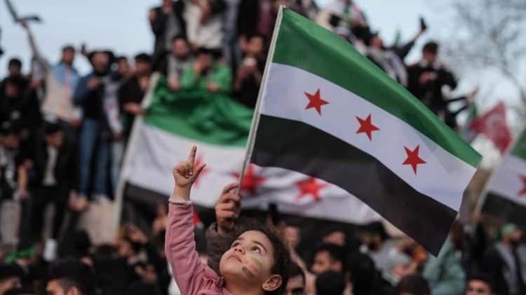 <p><strong>ÜÇ YILDIZLI</strong></p>
<p> </p>
<p>Öte yandan, üç yıldızlı bayrak Suriye muhalefeti tarafından kullanılır ve genellikle "bağımsızlık bayrağı" olarak adlandırılır.</p>
<p> </p>
<p><strong>Yeşil, beyaz ve siyah renkler yine Pan-Arap renkleri olup, yeşil İslam’ı ve Suriye’nin Osmanlı sonrası bağımsızlık dönemini; beyaz umut ve barışı; siyah ise zulüm ve geçmişin acılarını simgeler.</strong></p>
<p> </p>
<p>Üç kırmızı yıldız, tarihsel olarak Suriye, Filistin ve Transürdün'ü temsil eder ve Büyük Suriye ideali ile Fransız mandasına karşı verilen mücadeleye gönderme yapar.</p>