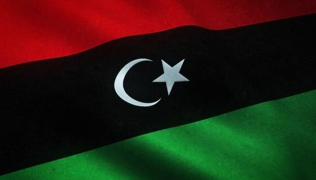 <p>Ortasında beyaz bir hilal ve yıldız bulunan üç yatay şeritten (kırmızı, siyah ve yeşil) oluşan yeni bayrak, Kaddafi'nin iktidarından önce 1951'den 1969'a kadar kullanılan bayrağa dayanıyor. Renkler genellikle aşağıdaki şekilde yorumlanmaktadır:</p>
<p> </p>
<p><strong>Kırmızı:</strong> Özgürlük için dökülen kanı temsil eder.</p>
<p> </p>
<p><strong>Siyah: Afrika kıtasını ve Libya halkının mücadelelerini sembolize eder.</strong></p>
<p> </p>
<p><strong>Yeşil: </strong>Toprağı ve gelecek için umudu yansıtır.</p>
<p> </p>
<p>Bu değişiklik, Kaddafi döneminden farklı bir ulusal kimlik oluşturma ve Libya için yeni bir başlangıca işaret etme çabasının bir parçasıydı.</p>