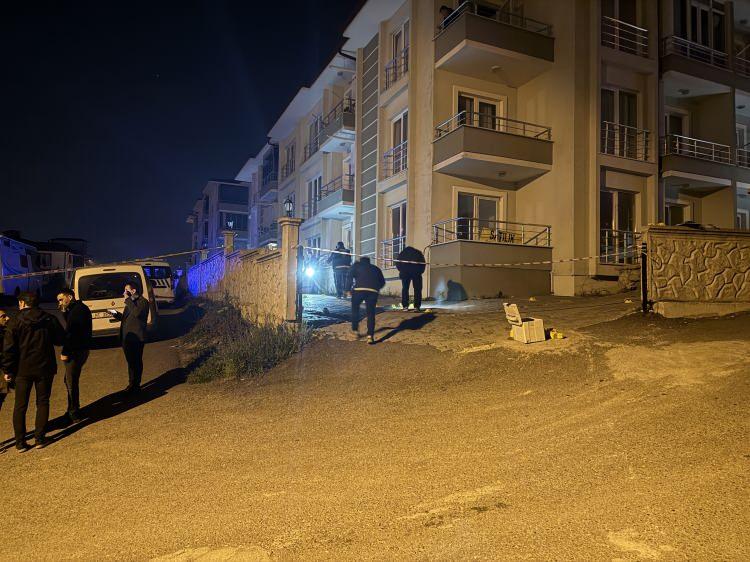 <p>İki komşu aile arasında çıkan ve adeta katliam yapılan geceye ilişkin yeni detaylar ortaya çıktı. Sakarya Valiliği, olayın çocuklar arasında yaşanan kavgadan kaynaklandığını belirtti.</p>