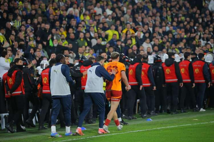<p>Fenerbahçe'nin Galatasaray’ı konuk ettiği Ziraat Türkiye Kupası Çeyrek Final maçının son anlarında saha karıştı.</p>
