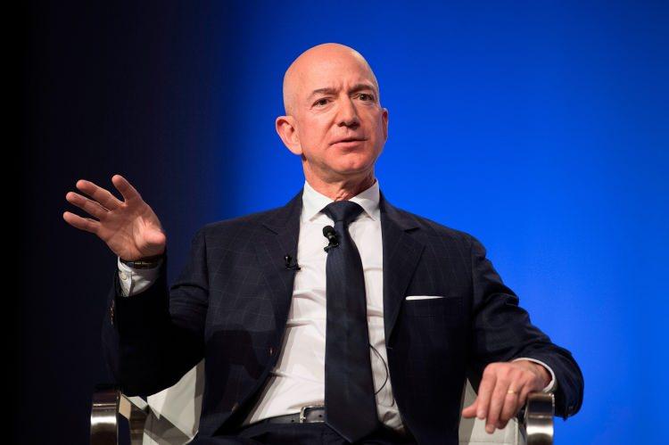<p><strong><span style="color:#B22222">JEFF BEZOS </span> |  Amazon'un sahibi</strong></p>
