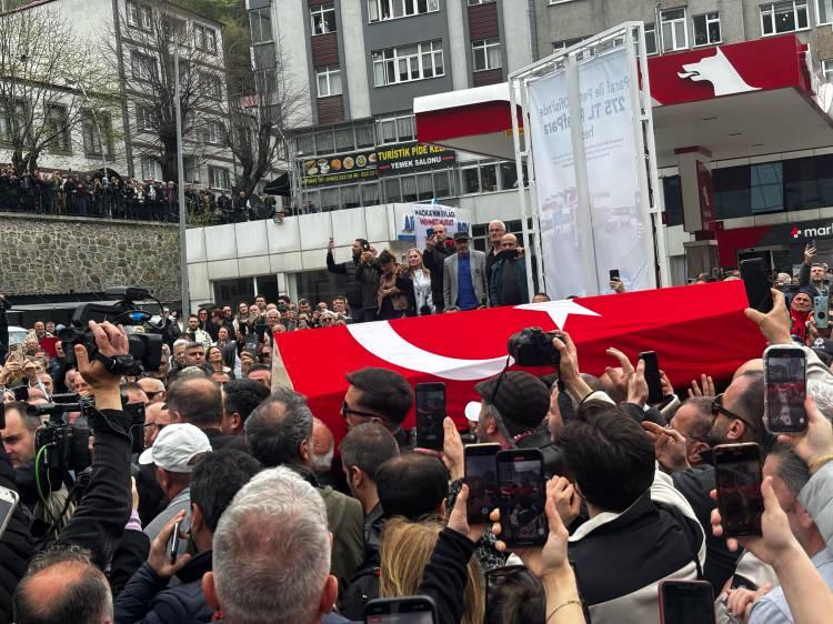 <p>Konak için İstanbul'un ardından Maçka Merkez Camisi'nde de tören düzenlendi. Törene Konak'ın eşi Selma Konak, çocukları Şimal, Volkan ve Derin Konak ile ailesinin yanı sıra CHP Genel Başkanı Özgür Özel, Vali Aziz Yıldırım, Büyükşehir Belediye Başkanı Ahmet Metin Genç, Ortahisar Belediye Başkanı Ahmet Kaya, milletvekilleri, siyasi parti temsilcileri, spor, sanat ve iş dünyasından çok sayıda isim ile binlerce kişi katıldı. </p>