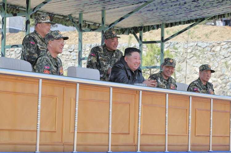 <p><strong>GÜNEY KORE'YE GÖZDAĞI</strong></p>
<p> </p>
<p>Pyongyang’ın son adımının, Güney Kore Devlet Başkanı Yoon Suk Yeol’un ilan ettiği sıkıyönetim nedeniyle görevden alınmasının ardından gelmesi Seul yönetimine gözdağı olarak yorumlandı.</p>