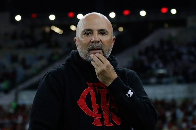 <p>* Jorge Sampaoli (Arjantin)<br />
<br />
*  Yaş: 65<br />
<br />
*** Çalıştırdığı önemli takımlar: Şili Milli Takımı, Sevilla, Arjantin Milli Takımı, Santos, Marsilya, Flamengo, Rennes.</p>
