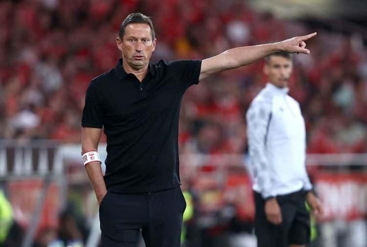 <p>* Roger Schmidt (Almanya)<br />
<br />
* Yaş: 58<br />
<br />
*** Çalıştırdığı önemli takımlar: Salzburg, Bayer Leverkusen, PSV, Benfica.</p>
