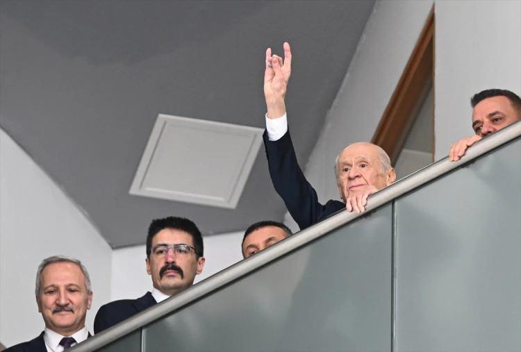 <p>Bahçeli, alkışlar ve karanfillerle karşılanırken, duygusal anlar yaşandı. Partililere bozkurt işaretiyle selam veren Bahçeli, sağlık durumunun iyi olduğunu net şekilde ortaya koydu.</p>