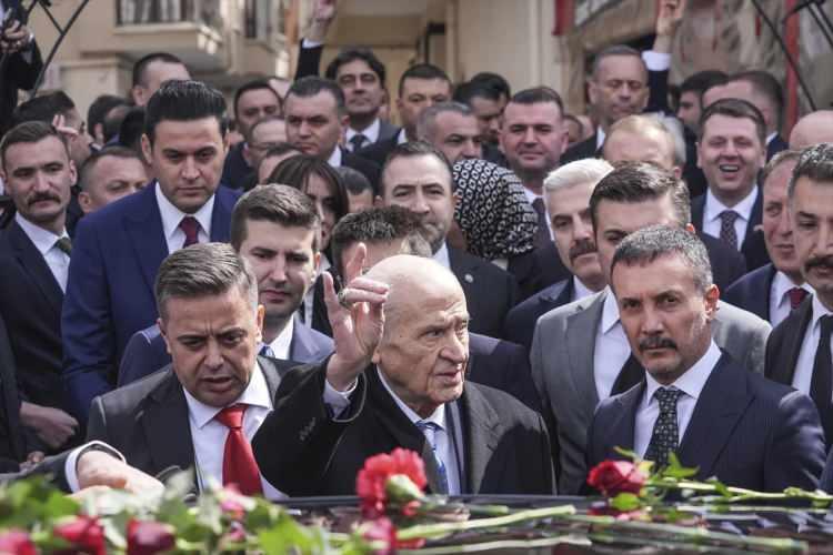 <p>4 Şubat’ta önemli bir kalp ameliyatı geçiren MHP Genel Başkanı Devlet Bahçeli, yaklaşık iki ay aradan sonra dün ilk kez partisinin genel merkezine geldi.</p>
