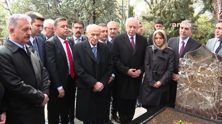 <p>Daha önce de "öldü", "entübe edildi" gibi yalan haberlerle kamuoyunu manipüle etmeye çalışan çevreler, bu kez de gerçek dışı görseller ve komplo teorileriyle gündem oluşturmaya çalıştı.</p>
