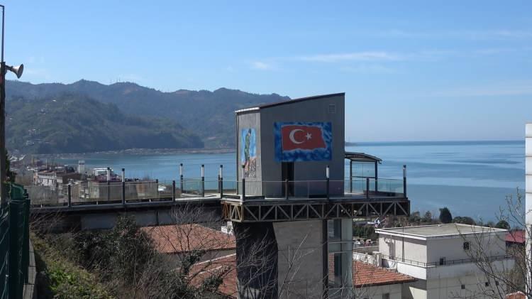<p>10 katlı apartman yüksekliğindeki kabinine 6 kişi alan asansörü kullananlar, ilçe merkezinden evlerine kısa yoldan ulaşıyor. </p>