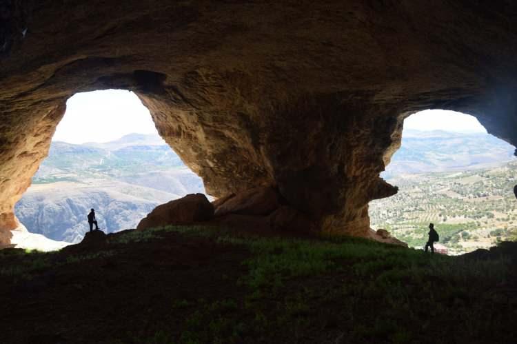 <p>"KORKU MAĞARASI TURİZME KAZANDIRILABİLİR"<br />
Bölgede turist rehberliği yapan Kemal Kurt ise daha önce İhlas Haber Ajansı'na verdiği bilgilerde mağaranın karstik yapıya sahip olduğunu ve derinliğinin yaklaşık 80 metre olduğunu belirtmişti</p>
