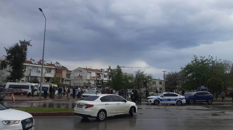 <p>Tartışmanın büyüyerek kavgaya dönüşmesi üzerine ismi öğrenilemeyen motosiklet sürücüsü araçta bulunan Necati A. ve Turgut A.’yı kol ve bacağından bıçakla yaraladı. </p>