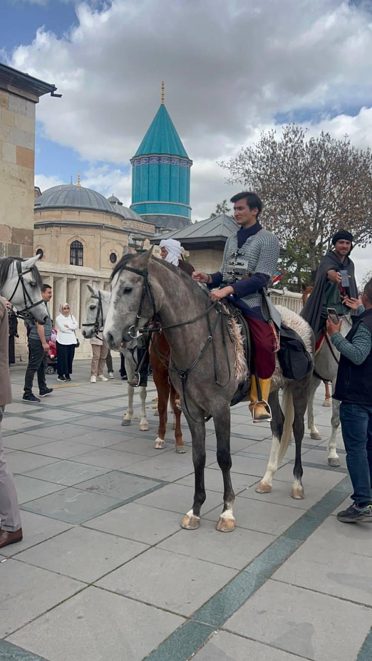 <p><em><span style="color:rgb(178, 34, 34)">Burada, türbesinde olmaktan dolayı çok sevinçliyiz. Türkiye'de çok güzel ağırlandık. İnanılmaz derecede mutluyuz. </span></em></p>