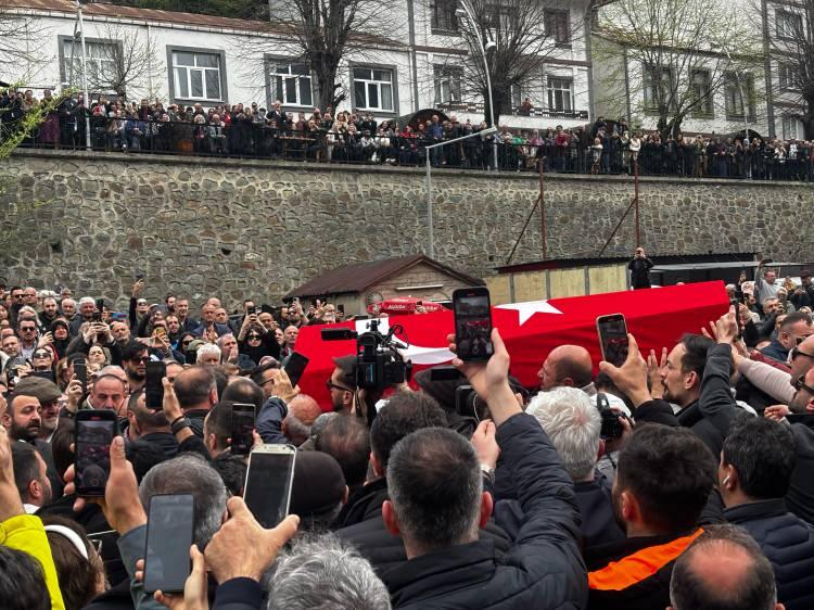 <p>Kalabalık nedeniyle törende izdiham yaşanırken, ilçeye çok sayıda kişinin gelmesiyle Trabzon-Gümüşhane kara yolunda uzun araç kuyruğu oluştu.</p>