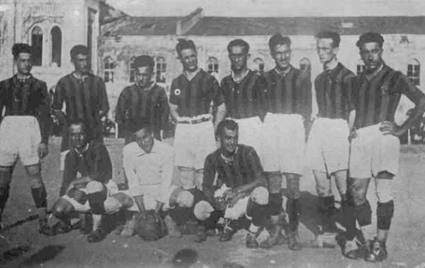 <p>17 Ocak 1909'da "Papazın Çayırı" olarak adlandırılan yerde yapılan ilk maçı 2-0 kazanan Galatasaray, rakibinden ilk 7 maçta gol yemedi.</p>