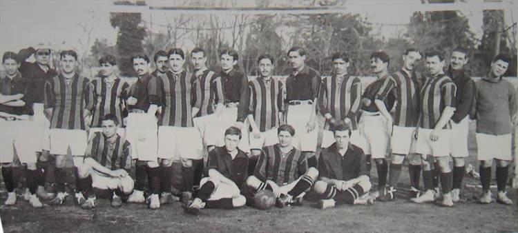 <p>Fenerbahçe, Galatasaray karşısında ilk golü ve galibiyeti, rekabetteki 8. randevuda elde edebildi. Union Club sahasında 4 Ocak 1914'te yapılan İstanbul Ligi maçını 4-2 kazanan Fenerbahçe, böylece rakibi karşısında yaklaşık 5 yıl süren suskunluğuna da son vermiş oldu.</p>