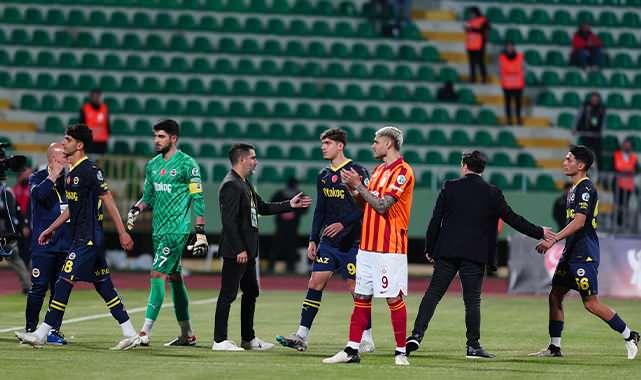<p>Sarı-lacivertli ekip, Şanlıurfa 11 Nisan Stadı'nda oynanan karşılaşmaya 19 Yaş Altı Takımı'yla çıktı. Tam kadroyla Şanlıurfa'ya gelen sarı-kırmızılılar, 1. dakikada Icardi'yle müsabakada 1-0 öne geçti. Fenerbahçe, golün ardından yönetimin kararıyla oyuncuları sahadan çekti ve Galatasaray karşılaşmayı hükmen 3-0 kazandı.</p>