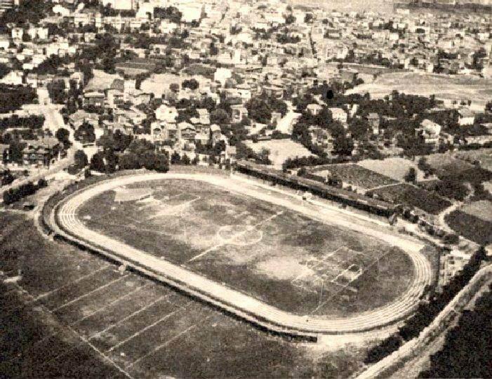 <p>Fenerbahçe ile Galatasaray arasındaki maçlarda en az seyirci, 17 Kasım 1922'deki karşılaşmaya geldi. İttihat Sahası'nda sağanak altında, hakem Fethi Tahsin Başaran'ın şemsiyeyle yönetmek zorunda kaldığı maçı, biletsiz 14 kişi izledi.</p>
