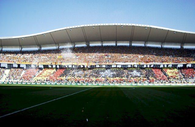 <p>Atatürk Olimpiyat Stadı'nda 21 Eylül 2003'te yapılan lig maçını ise 70 bin 125 seyirci takip etti. Bu sayı, iki takım arasındaki bir maçı izleyen seyirci sayısında rekor olarak tarihe geçti.</p>