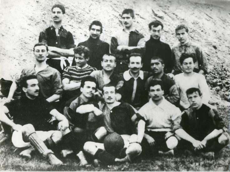 <p>Galatasaraylı Celal İbrahim, Cemil Gürgen ve Metin Oktay ile Fenerbahçeli Zeki Rıza Sporel, rakip filelere bir maçta dörder gol atma başarısını gösterdi.</p>
