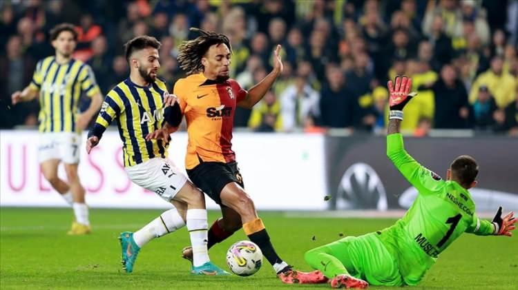 <p>İki takımın 116 yıllık geçmişinde, geride kalan 402 maçta en çok görülen sonuç 1-0 oldu. Fenerbahçe ile Galatasaray arasındaki maçlarda tam 75 kez 1-0'lık sonuç ortaya çıktı, 49 kez 2-1'lik skor alındı.</p>
