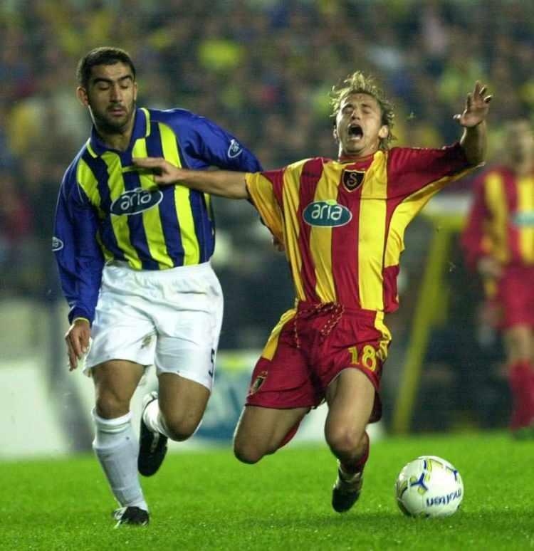 <p>Fenerbahçe, rakibi Galatasaray karşısında şimdiye dek en farklı skorlu galibiyeti, 2002-2003 sezonunun ilk yarısında Kadıköy'de yapılan maçta elde etti. 6 Kasım 2002'deki müsabakayı 6-0 kazanan sarı-lacivertli ekip, aynı zamanda lig maçlarında iki takım arasındaki en farklı skorlu galibiyete imza attı.</p>
