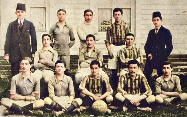 <p>Aynı kaynaklara göre, rekabetin yeni başladığı dönemlerde Galatasaray ile Fenerbahçe sporcuları, ortak kiraladıkları evde kalıyordu.</p>
