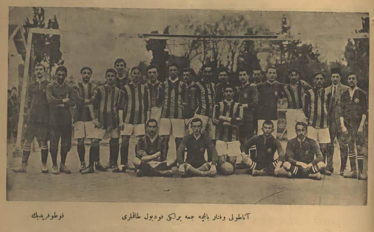 <p>Bu tarihte Kadıköy'de iki takımın maçı vardı. Maç öncesi günlerce yağan yağmur sahayı adeta göle çevirmişti. Fenerbahçe Başkaptanı Galip Kulaksızoğlu, Galatasaray Kulübüne telefon ederek, "Saha çok kötü, maçı erteleyelim." dedi.</p>
