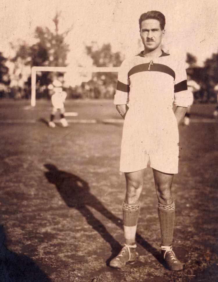 <p>Rakiplerin 23 Ocak 1925'te Taksim Stadı'nda yaptıkları Vatan Gazetesi Kupası maçında ilginç bir olay yaşandı. Fenerbahçe'nin kazandığı penaltı sonrası, atış öncesinde stadın büyük balkon kısmı çöktü. Fenerbahçeli Cafer Çağatay, bu gelişme üzerine penaltı atışında topu bilerek kaleci Ulvi Yanal'a teslim etti.</p>
