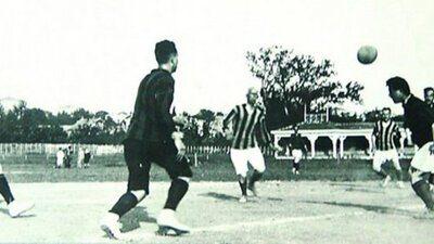 <p>Fenerbahçe ile Galatasaray, 1934 yılında Türkiye'ye davet ettikleri yabancı takımlarla birer kez hazırlık maçı yaptıktan sonra, üçüncü maçı "Fenerbahçe-Galatasaray Karması" şeklinde oynadılar. Bu karmanın forması ise iki kulübün renklerinin karışımı olan lacivert, sarı ve kırmızıdan oluştu.</p>
