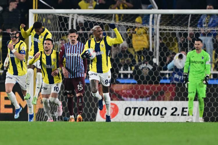 <p><strong>"8 tane maçı camia kenetlendiği zaman şampiyon olabilir. Topu topu 3 puan fark var."</strong></p>