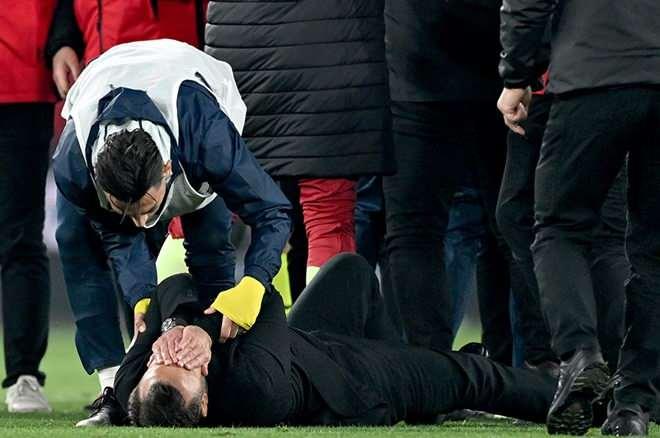 <p>Daily Mail: "Portekizli teknik direktör derbi sonrası kesinlikle mutlu olmadığını belli etti. Mourinho rakibinin burnunu sıktıktan sonra iki taraftan futbolcular alana hücuma etti."</p>