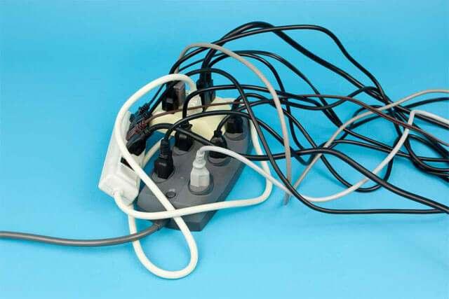 <p>Uzmanlar, prizde unutulan bazı elektronik cihazların, farkında olmadan elektrik faturasını katladığının altını çiziyor. İşte farkında olmadan prizde unuttuğunuz ve elektrik faturasını ikiye katlayan o 3 cihaz!</p>