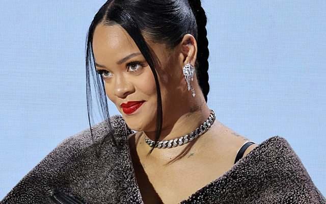 <p><strong>11. RIHANNA (ŞARKICI):</strong></p>
<p>Serveti: 1.4 milyar dolar</p>