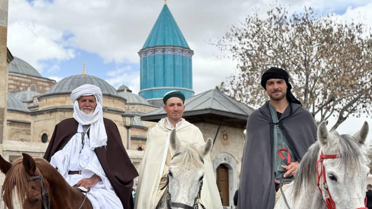 <p>Hacı adayları, yolları üzerindeki Konya'ya gelerek, Mevlana Müzesi'ni ziyaret etti.</p>
<p> </p>