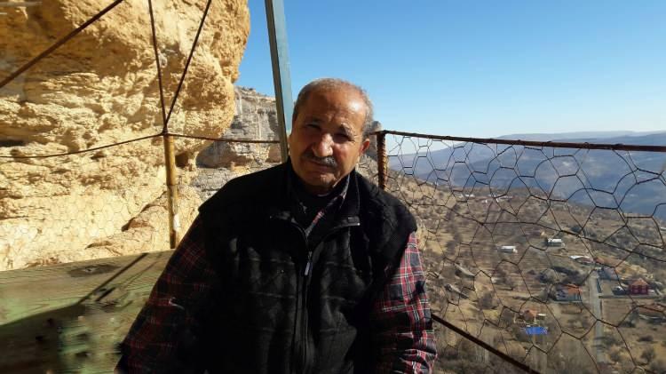 <p>Mağara evleri dedesinden miras kalan Coşkun Kurt, rahatsızlığı nedeniyle sürekli mağaralarda kalamasa da haftanın bazı günlerini burada geçiriyor.</p>

