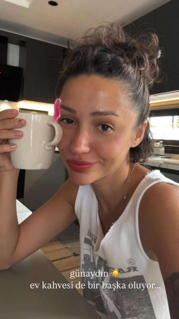 <p><strong>ZEYNEP BASTIK</strong></p>

<p>Şarkıcı Zeynep Bastık'ın paylaşımı: </p>

<p>“Ev kahvesi de bir başka oluyor.”</p>
