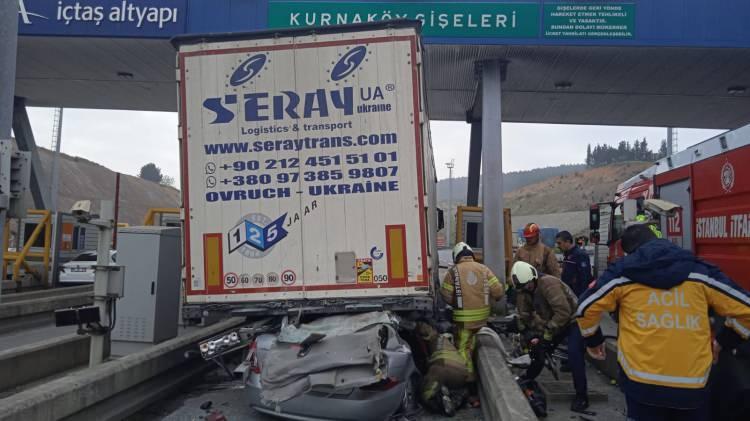 <p><span style="color:#B22222"><strong>KAZA KAMERADA</strong></span></p>
<p> </p>
<p>Pendik'de meydana gelen trafik kazası gişelerde bulunan mobese kamerası tarafından saniye saniye kaydedildi.</p>
<p> </p>
<p>Görüntülerde, hızla gelen otomobilin gişelerde bekleyen tıra çarparak altına girdiği anlar yer alıyor.</p>