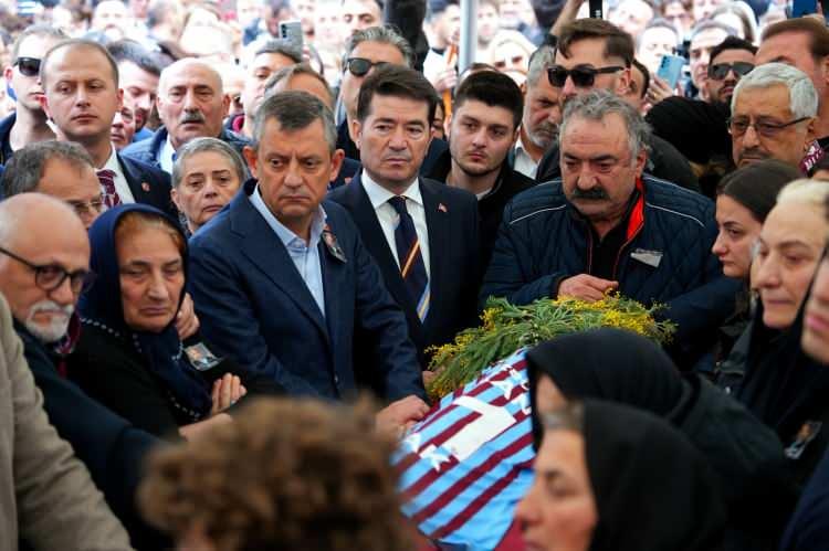 <p>CHP Genel Başkanı Özgür Özel, cenaze namazı öncesi düzenlenen anma töreninde "yeri doldurulamaz" dedi. </p>