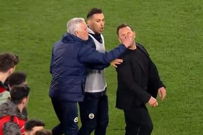 <p>Relevo: "Derbi ateşli ve olaylıydı ama en kötüsü maç sonunda oldu. Mourinho, El Clasico'da Tito Vilanova'ya yaptığı hareketi hatırladı ve rakip teknik direktörün burnunu sıktı."</p>
