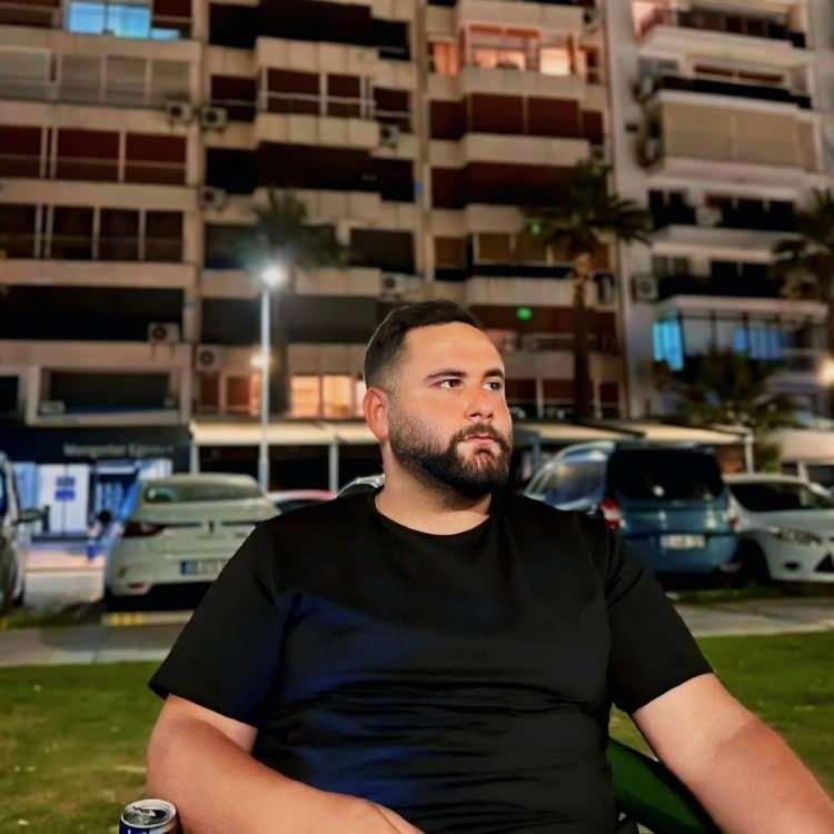 <p><em><strong>Yaşanan olayın tüm yönleriyle aydınlatılmasına yönelik olarak Sakarya Cumhuriyet Başsavcılığı koordinesinde çok yönlü soruşturma ve tahkikat başlatılmıştır. Yaşanan bu tür hadiselerin tekrar etmemesi adına güvenlik güçlerimizce gerekli tüm önleyici tedbirler alınmakta, ilgili kişiler hakkında adli süreç titizlikle yürütülmektedir"</strong></em> ifadelerine yer verildi.</p>