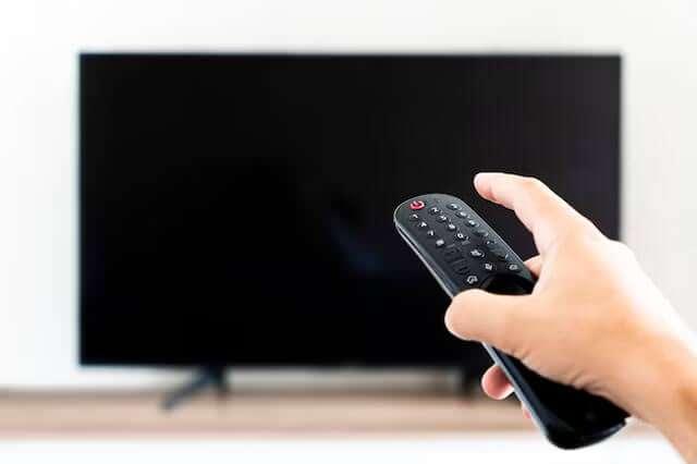 <p>Televizyonu kapattıktan sonra uydu alıcısını veya TV box'ı tamamen fişten çekmek, elektrik faturasında gözle görülür bir düşüş sağlayacaktır. Aksi takdirde bu cihazlar, bekleme modunda dahi enerji tüketerek faturanızı şişirmeye devam edecektir.</p>