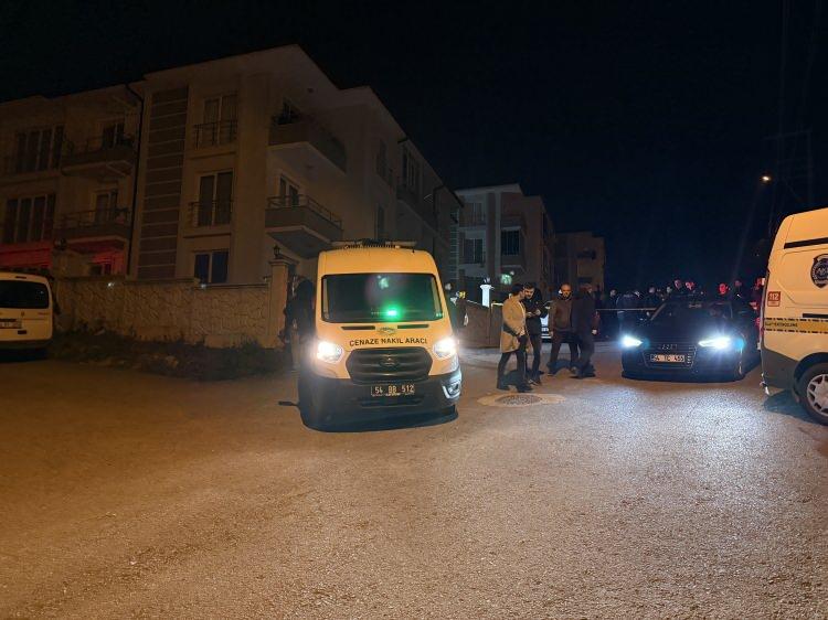 <p>Valilik tarafından yapılan açıklamada, <em><strong>"6 Nisan 2025 Pazar günü saat 01.10 sıralarında, Serdivan ilçemize bağlı Beşköprü Mahallesi'nde ikamet eden iki komşu aile arasında, çocuklar arasında yaşanan bir tartışmanın büyümesi sonucu silahlı bir çatışma meydana gelmiştir. Yaşanan elim olay neticesinde; karşılıklı taraflardan toplam 5 vatandaşımız ateşli silahla vurularak hayatını kaybetmiş, 6 vatandaşımız ise çeşitli yerlerinden yaralanmıştır.</strong></em></p>