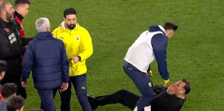 <p>ESPN: "Fenerbahçe teknik direktörü, Galatasaray teknik direktörü Okan Buruk'a karşı garip bir harekete imza attı. 4 kırmızı kartın çıktığı maçın ardından Mourinho rakibinin burnunu sıktı ve Okan Buruk yere düştü."</p>