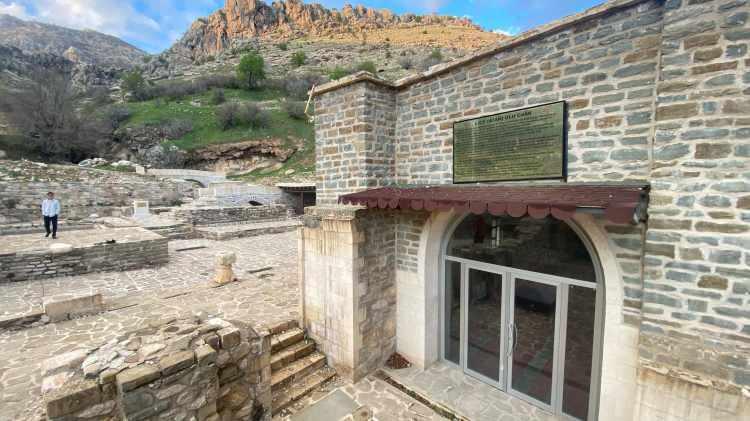 <p>Münir Anuştekin adlı vatandaş, türbe ziyaretinden sonra ibadet için camiye geldiklerini ama caminin içinin içler acısı halde olduğunu söyledi.</p>

