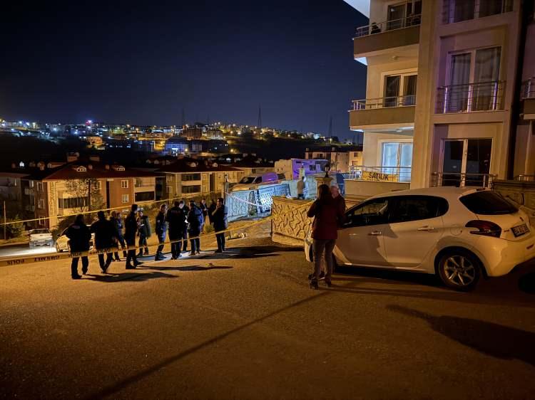 <p>Çocukların kavgasıyla başlayan ve ailelerin de dahil olmasıyla devam eden katliam gibi olayda hayatını kaybeden Yaşar Özyurt, oğulları Onur Özyurt (24) ile Özgür Özyurt'un (21) cenazeleri yapılan otopsi sonrasında jandarmanın gözetiminde ailelerine teslim edildi. </p>
