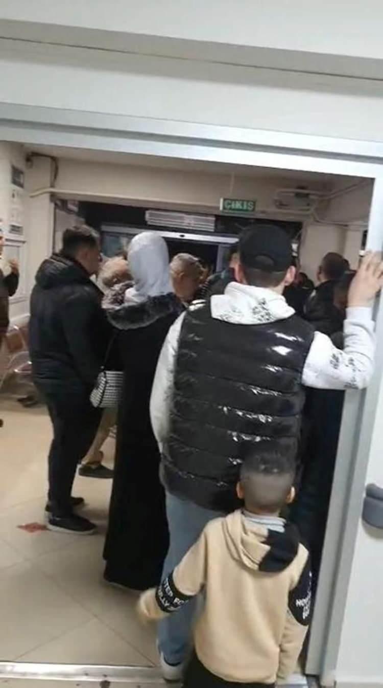<p><strong>"SIKINTILI HASTAMIZ YOK"</strong></p>
<p> </p>
<p>Gıda zehirlenmesi şüphesiyle hastanelere başvuran kişiler hakkında açıklama yapan Kocaeli İl Sağlık Müdürü Yüksel Pehlevan, "Şu anda sıkıntılı bir hastamız yok. Panik havasıyla yapılan başvurular da çok, ancak yoğun bakımda hastamız yok. Herhangi bir sıkıntılı hastamız da yok." diye konuştu.</p>